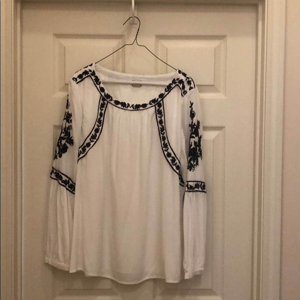 Chico’s White with Detailed black design